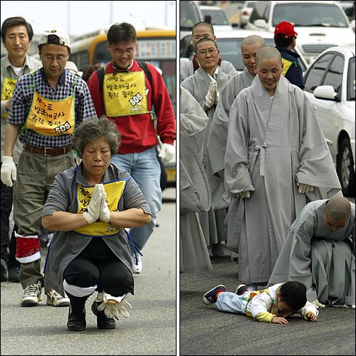 (왼쪽) 일반 신도들이 무릎에 수건을 묶고 삼보일배를 하고 있다. (오른쪽) 3살배기 꼬마가 절하는 것을 따라하자 비구니 스님들이 웃으며 쳐다보고 있다. 